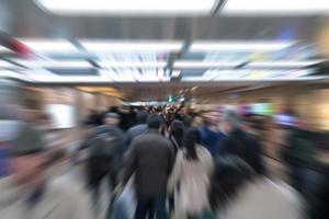 zoom motion blur multidão de passageiros japoneses no transporte subterrâneo de metrô, japão foto