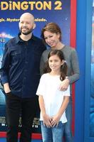 6 de janeiro de los angeles - jon cryer, esposa, filha no paddington 2 us premiere no village theatre em 6 de janeiro de 2018 em westwood, ca foto