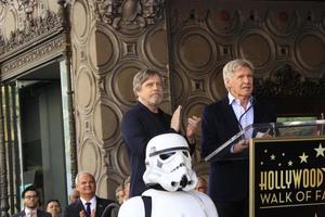 8 de março de los angeles - mark hamill, harrison ford na cerimônia da estrela mark hamill na calçada da fama de hollywood em 8 de março de 2018 em los angeles, ca foto