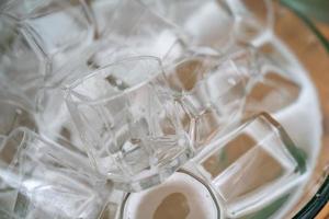 muito copo de água na pia de vidro pronto para lavar e limpar. foto