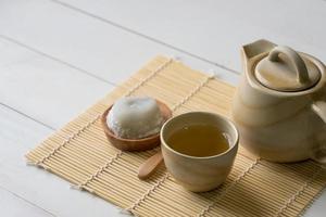 chá verde quente servido com daifuku na mesa no restaurante. conceito de comida japonesa foto