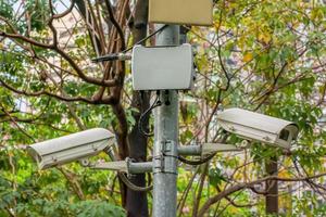 câmera de cctv montada em um poste de aço no parque. foto