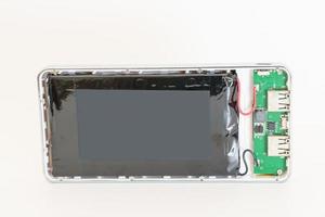 power bank usb para smartphone isolado em um fundo branco. foto