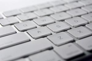 novo teclado de computador com teclas brancas. foto
