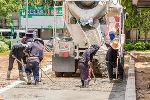 trabalhador da construção civil está fazendo a estrada foto
