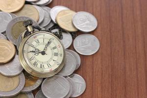 conceito financeiro, relógio antigo com moedas