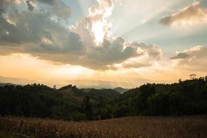 belo pôr do sol e céu dourado foto