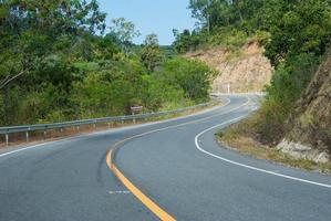 caminho para a natureza, estrada ao longo da montanha na província de nan, tailândia foto