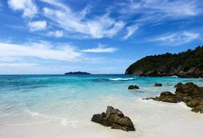 o mar azul e céu com montanha e rock foto