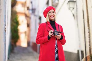 turista feminina feliz tirando fotos das ruas da cidade