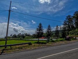 cenário natural no campo nas terras altas com ar fresco, céu claro e ensolarado com condições de estrada tranquilas foto