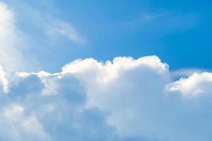 céu azul nuvens brancas e linda nuvem cumulus fofa e fofa, fundo cloudscape. foto