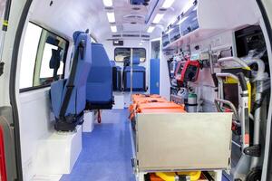 dentro de um carro de ambulância com equipamento médico para ajudar os pacientes foto