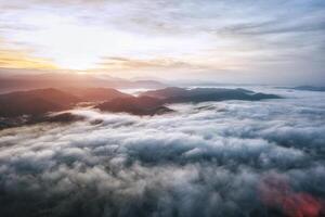 silhueta de montanha acima das nuvens ao nascer do sol foto