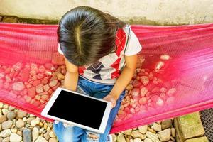 crianças jogando tablet foto