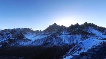 Paisagem de renderização 3D de montanhas cobertas de neve de inverno e rochas enormes, céu claro. foto