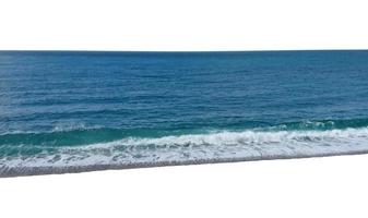 ondas do mar azul brilhante com água transparente, paisagem panorâmica pitoresca para férias, design de férias, objeto de recorte de traçado de recorte, conceito de ambiente ecológico foto