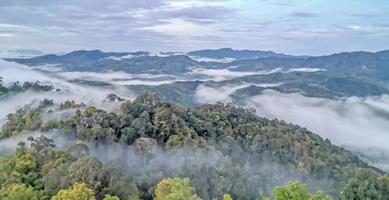 cobertura de neblina no topo da montanha. foto