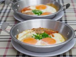 café da manhã com ovos fritos em uma panela foto