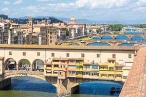 florença, itália - por volta de junho de 2021 - paisagem da cidade com ponte velha - ponte vecchio. foto