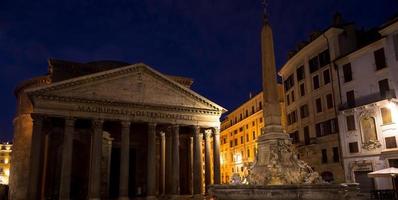 panteão iluminado em roma à noite. um dos marcos históricos mais famosos da Itália.