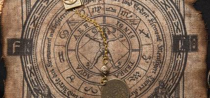 antigo fundo de bruxaria esotérica. ocultismo e paganismo antigo símbolo, com alfabeto misterioso de runas foto