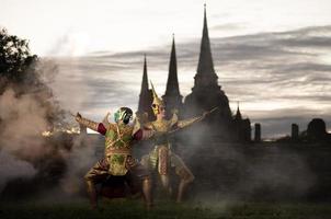 khon, é uma dança tailandesa clássica em uma máscara. na literatura ramayana, esta é a batalha entre o rama e o gigante.