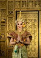 khon, é uma dança tailandesa clássica mascarada. exceto por esses personagens que não estavam usando máscaras. porque ela é a atriz principal foto