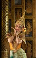 khon, é uma dança tailandesa clássica mascarada. exceto por esses personagens que não estavam usando máscaras. porque ela é a atriz principal foto