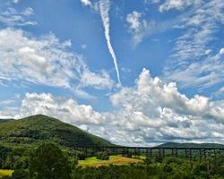 moodna viaduto com nuvens no verão foto