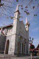 igreja de cor cinza e céu azul, natividade de nossa senhora catherdral na província de samutsongkram, tailândia. foto