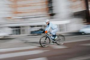 bilbao, vizcaya, espanha, 2022 - ciclista na rua na cidade de bilbao, espanha, modo de transporte foto