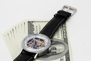 relógio e dinheiro close-up. tempo é dinheiro conceito foto