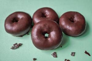 saborosos donuts de chocolate no café da manhã, alimentos pouco saudáveis foto