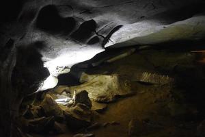 uma caverna situada em belum, kurnool ap na índia foto