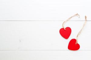 coração vermelho com amor em fundo de madeira, 14 de fevereiro dia dos namorados, na madeira branca grunge, conceito de celebração e férias, vista superior.