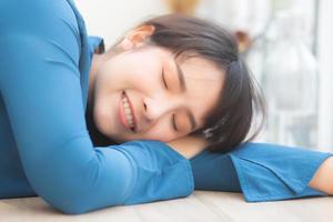 belo retrato jovem mulher asiática sorrindo dormir no café, modelo garota feliz com relaxar e descansar, mulher mentindo, conceito de estilo de vida. foto