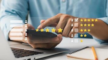 o usuário avalia a experiência de serviço no aplicativo on-line, o conceito de pesquisa de feedback de satisfação da revisão do cliente, o cliente pode avaliar a qualidade do serviço, levando à classificação de reputação dos negócios. foto