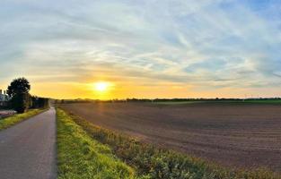 belo panorama de alta resolução de uma paisagem de país do norte da Europa com campos e grama verde foto