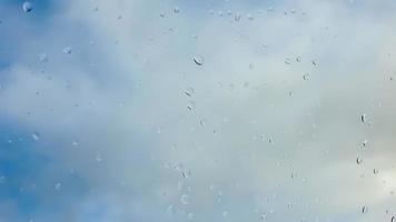 gotas de chuva escorrendo por uma janela em uma visão de perto. foto