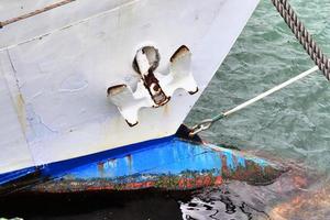 mastro de veleiro contra o céu azul em alguns veleiros com detalhes de aparelhamento. foto