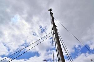 mastro de veleiro contra o céu azul em alguns veleiros com detalhes de aparelhamento. foto