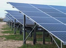 gerando energia limpa com módulos solares em um grande parque no norte da europa foto