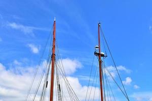 mastro de veleiro contra o céu azul em alguns veleiros com detalhes de aparelhamento. foto