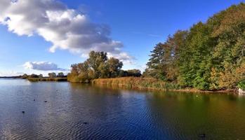 belo panorama de alta resolução de uma paisagem de país do norte da Europa com campos e grama verde foto