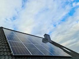 painéis solares produzindo energia limpa em um telhado de uma casa residencial foto