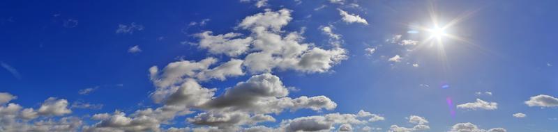 deslumbrante panorama do céu colorido mostrando belas formações de nuvens em alta resolução foto