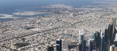 vista aérea sobre o centro da cidade de dubai em um dia ensolarado foto