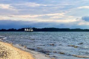 bela vista nas praias de areia no mar Báltico em um dia ensolarado foto
