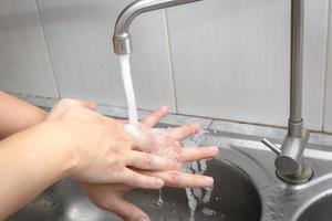 ambas as mãos estão lavando as mãos no conceito sink.hygiene. foto